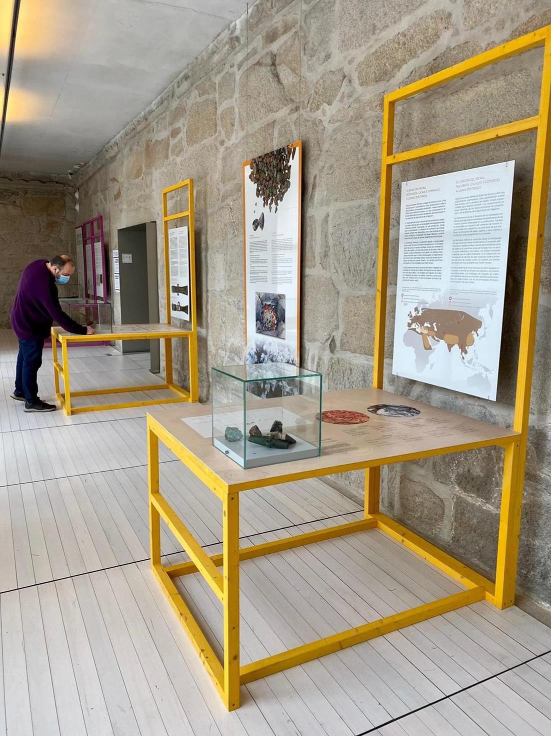 Imaxe de: El CSIC expone en el Museo de Pontevedra la muestra itinerante del Incipit “Cinco vidas, una historia”