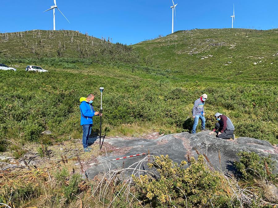 Imaxe de: El Incipit investiga el petroglifo Laxe dos Bolos en una actuación promovida por el Concello de Caldas de Reis